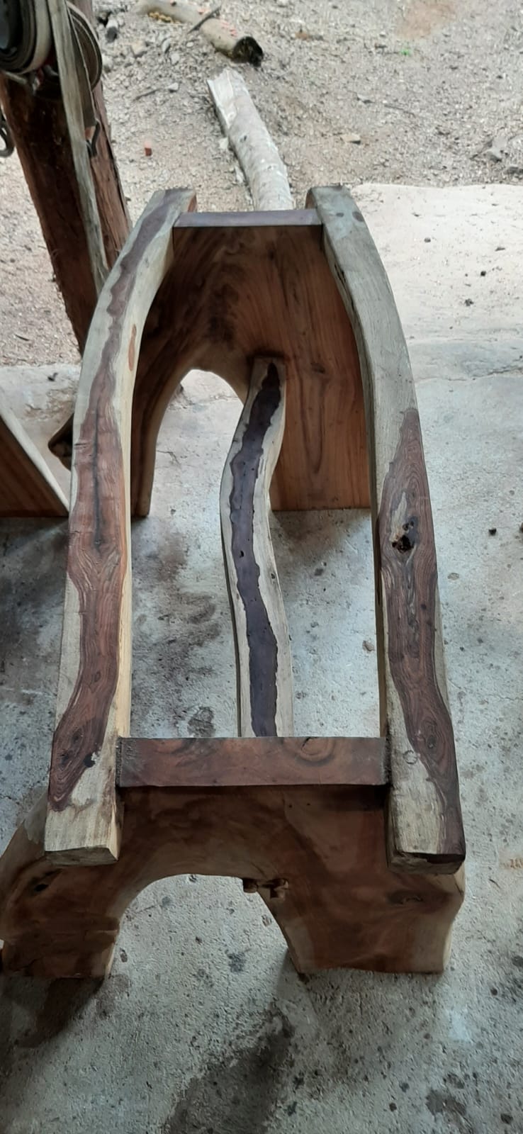 Base em Madeira Maciça