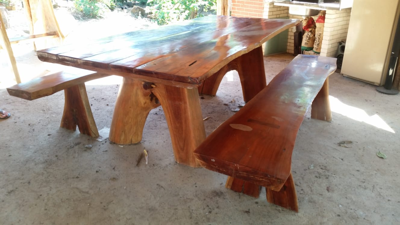 Mesa e Banco Maciço